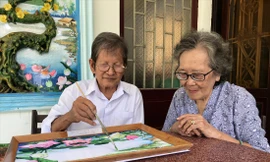 Dù tuổi đã cao nhưng ngày ngày vợ chồng ông Út Tai vẫn cùng nhau làm tranh gói vải Ảnh: Kim Hà