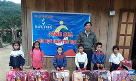 Thầy Tuấn trong một lần cùng CLB từ thiện tặng quà cho học sinh tại thôn Atu1, xã Ch’ơm, huyện Tây Giang 