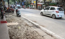 Việc thi công bắt đầu triển khai trên phố Phan Bội Châu theo hình thức “cuốn chiếu” hoàn thiện từng đoạn phố Ảnh: Duy Phạm 