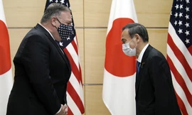 Ông Pompeo (trái) gặp thủ tướng Suga tại Tokyo ngày 6/10 ảnh: AP