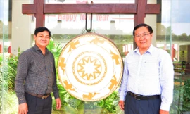 Thầy Trần Đức Huyền (phải) và ông Lê Đình Hiền, chủ tịch trường Hoàng Việt.