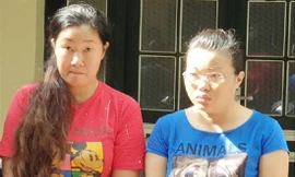 Đối tượng Nguyễn Thị Hương và Lò Thanh Hà ( đeo kính) tại cơ quan công an 