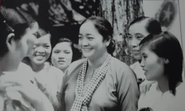 Hội trưởng Hội Liên hiệp Phụ nữ giải phóng miền Nam Việt Nam với các nữ đại biểu dự Đại hội Anh hùng chiến sĩ thi đua miền Nam lần thứ II (tháng 9/1967) Ảnh tư liệu 