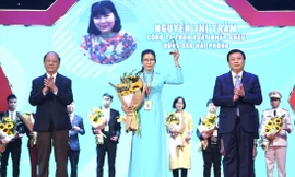 Ông Nguyễn Xuân Thắng, Giám đốc Học viện Chính trị Quốc gia Hồ Chí Minh (bên phải) trao tặng phần thưởng cho các tài năng trẻ. Ảnh: Trọng Tài