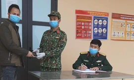 Binh nhất Khoa (giữa) trả ví cho người dân Ảnh: Dương Nguyên 