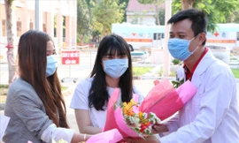 Các bệnh nhân tặng hoa cảm ơn bác sĩ đã điều trị cho mình
