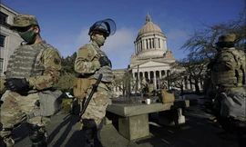 Lực lượng Vệ binh Quốc gia đứng gác gần tòa nhà lập pháp tại Đồi Capitol, hôm 10/1 ảnh: AP 