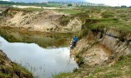 Bên trong moong mỏ là những hố nước sâu rất nguy hiểm