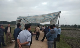 Người dân dựng lều chặn xe ở khu vực bãi rác Nam Sơn Ảnh: Mạnh Thắng 