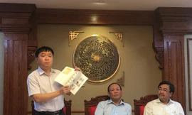 Phó Tổng Giám đốc NXBGDVN Lê Hoàng Hải trao đổi tại buổi gặp gỡ báo chí chiều qua, 21/9 Ảnh: Nghiêm Huê 