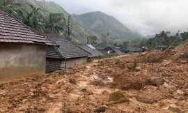 Đất đá đổ xuống làng Ra Pân, xã Sơn Long, huyện Sơn Tây, tỉnh Quảng Ngãi Ảnh: Nguyễn Ngọc