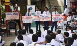 Facebook tổ chức sự kiện tại một trường học ở Ấn Độ năm 2018 để nâng cao nhận thức về tin giả Ảnh: GettyImages 