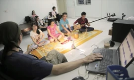 Các học viên CLB Ca trù Đông Môn tranh thủ học ban đêm Ảnh: Bạch Viên 