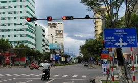 Đường phố Đà Nẵng rất vắng do COVID-19, song dân vẫn tuân thủ tín hiệu đèn giao thông ảnh: PV