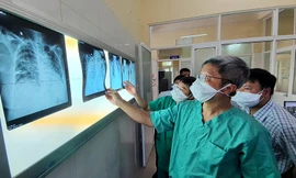 Kiểm tra công tác điều trị bệnh nhân COVID-19 tại Bệnh viện Phổi Đà Nẵng. Ảnh: Nhân Dân 