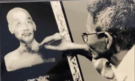 Ông Phú Nguyên đang chế tác chân dung Bác, 1969