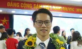 TS. Hoàng Văn Xiêm nhận Giải thưởng QCV 2019. ẢNH: BẢO ANH 