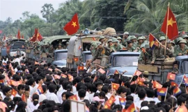 Quân tình nguyện Việt Nam rút về nước sau khi hoàn thành nghĩa vụ quốc tế cao cả với sự biết ơn của nhân dân Campuchia, tháng 9/1989. ẢNH: GETTY 