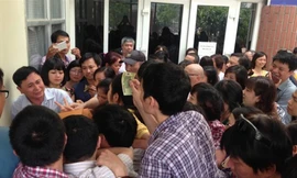 Phụ huynh chen chân mua hồ sơ tuyển sinh lớp 6 Trường THCS-THPT Lương Thế Vinh những năm trước 