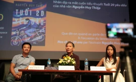 Nhà văn Nguyễn Huy Thiệp (giữa) trong buổi ra mắt tiểu thuyết đầu tay của ông 