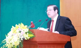 Không chúc Tết lãnh đạo và sử dụng xe công đi đền chùa