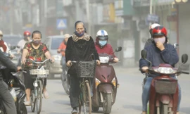 Ô nhiễm không khí trên phố Khâm Thiên sáng 15/4-đúng thời điểm thực hiện giãn cách xã hội. Ảnh: Như Ý