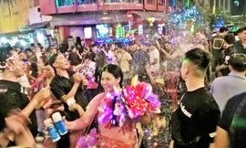 Giây phút bước sang năm 2020 ở phố Tây Ảnh: Trần Nguyên Anh 