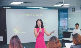 Jasmine Nguyễn phát biểu tại cuộc thi lập trình AngelHack VN 2019. Ảnh: Nam Sơn 