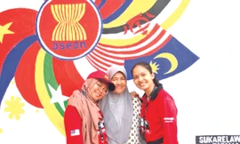 Nguyệt Thanh cùng với sinh viên các nước tham dự diễn đàn sinh viên ASEAN