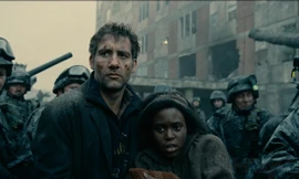 Cảnh Theo và Kee bình an đi giữa hai làn đạn trong Children of Men 