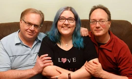 Dù nước Anh không chấp nhận đa ái nhưng cô Mary Crumpton vẫn công khai sống với hai chồng.