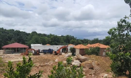  Xây dựng nhà nghỉ trái phép ngay khu vực rừng Vườn Quốc gia tại xã Bãi Thơm, huyện Phú Quốc (Kiên Giang) ảnh: PV 