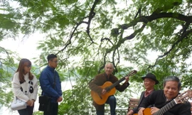 Nhóm Thất cầm chơi guitar ở Hồ Gươm 