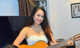 Ca sĩ Hồng Hạnh cho hay đang sửa bản tiếng Nhật của Trên đỉnh phù vân để đem đi thu Ảnh: Tô Thanh Tân 