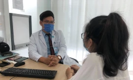 BS Trần Minh Khuyên khám bệnh cho người trẻ có dấu hiệu liên quan đến tâm thần Ảnh: Uyên Phương