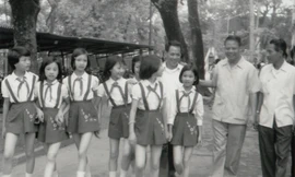 Đội Họa Mi cùng Giám đốc Cung Thiếu nhi Hà Nội Lê Khanh đón Bí thư Thứ nhất TƯ Đoàn thời đó- Đặng Quốc Bảo đến thăm. (Ông Đặng Quốc Bảo đứng giữa, ông Lê Khanh bên trái). Ảnh: Tư liệu