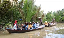 Khách tham quan sông nước ở Bến Tre. Ảnh: C2T 