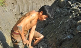 Ông Nguyễn Văn Thanh đào đất . ẢNH: HÒA HỘI