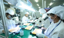Công nhân một nhà máy ở phía Bắc sản xuất linh kiện điện tử. Ảnh: Như Ý