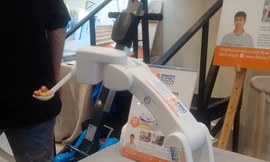 Thiết bị xúc thức ăn cho người cụt tay. Ảnh: Việt Hùng 