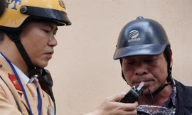Cảnh sát kiểm tra nồng độ cồn người tham gia giao thông tại Hà Nội ảnh: Nguyễn Hoàn 