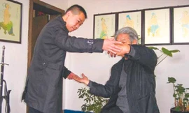 Ông Tạ Khởi Bình đang giải huyệt