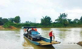 Anh Cơ tự lái xe xuống thuyền qua sông