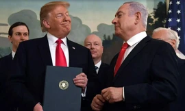  Tổng thống Mỹ Donald Trump và Thủ tướng Israel Benjamin Netanyahu vào thời điểm ký quyết định tại Nhà Trắng ảnh: Quartz 