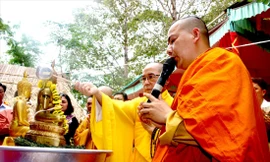 Nghi lễ tắm Phật được thực hiện rất tôn nghiêm.