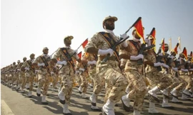 Thành viên IRGC diễu binh trong dịp kỷ niệm cuộc chiến Iran-Iraq (1980-1988) tại Tehran tháng 9/2011 ảnh: Reuters/Stringer 
