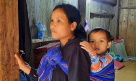 Chị Đinh Thị Thánh bàng hoàng khi mất hết người thân trong trận sạt lở Ảnh: H. Văn 