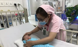 Em bé Vô Danh bị bỏ rơi trong lavabo nay đã có tên mới: Nguyễn Thành Nhân