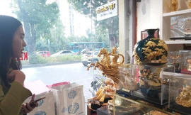 Quà tặng dát vàng 24k cao cấp cũng nhận được sự quan tâm đặc biệt của khách hàngẢnh: Võ Hóa 