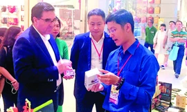 Nguyên Anh mang cà phê đặc biệt mời chào khách hàng ​